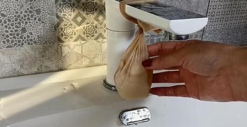  [垃圾桶]为啥穿旧的丝袜不要扔？原来套在垃圾桶上还有大作用，太棒了