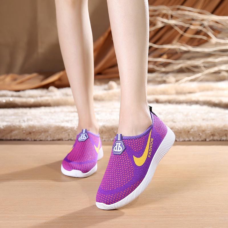 别再傻傻穿磨脚的高跟鞋了，女神都在穿运动鞋，舒适柔软逛街必备