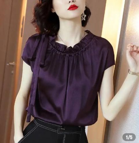  『小衫』今夏流行小衫搭配九分裤，不厚不薄，40岁女人穿更美更自然