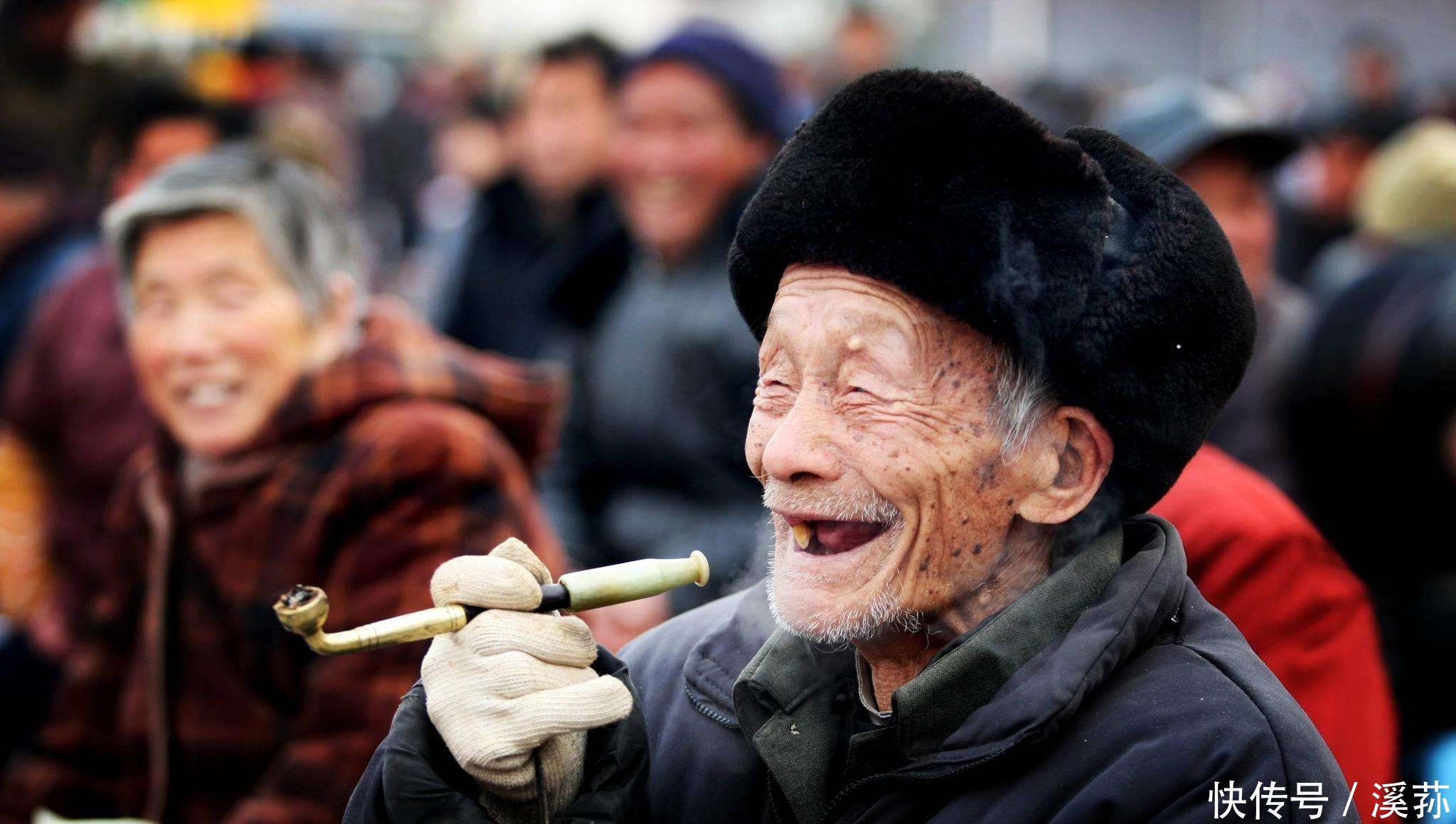 作为第一代农民工的60后，谁来给他们养老？专家给出4点良心建议