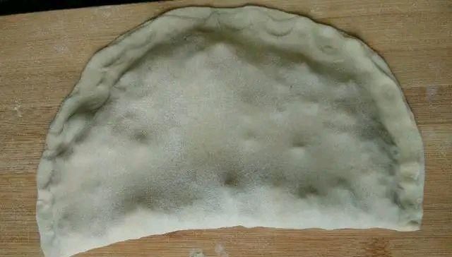 『皮薄馅多』奶奶做的芹菜木耳馅饼，皮薄馅多易消化，一上桌全家抢着吃！