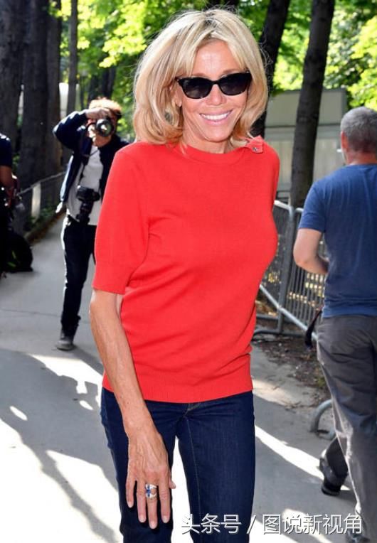 法国第一夫人爱打扮，花哨服饰扎眼睛，镜头下瘦成皮包骨