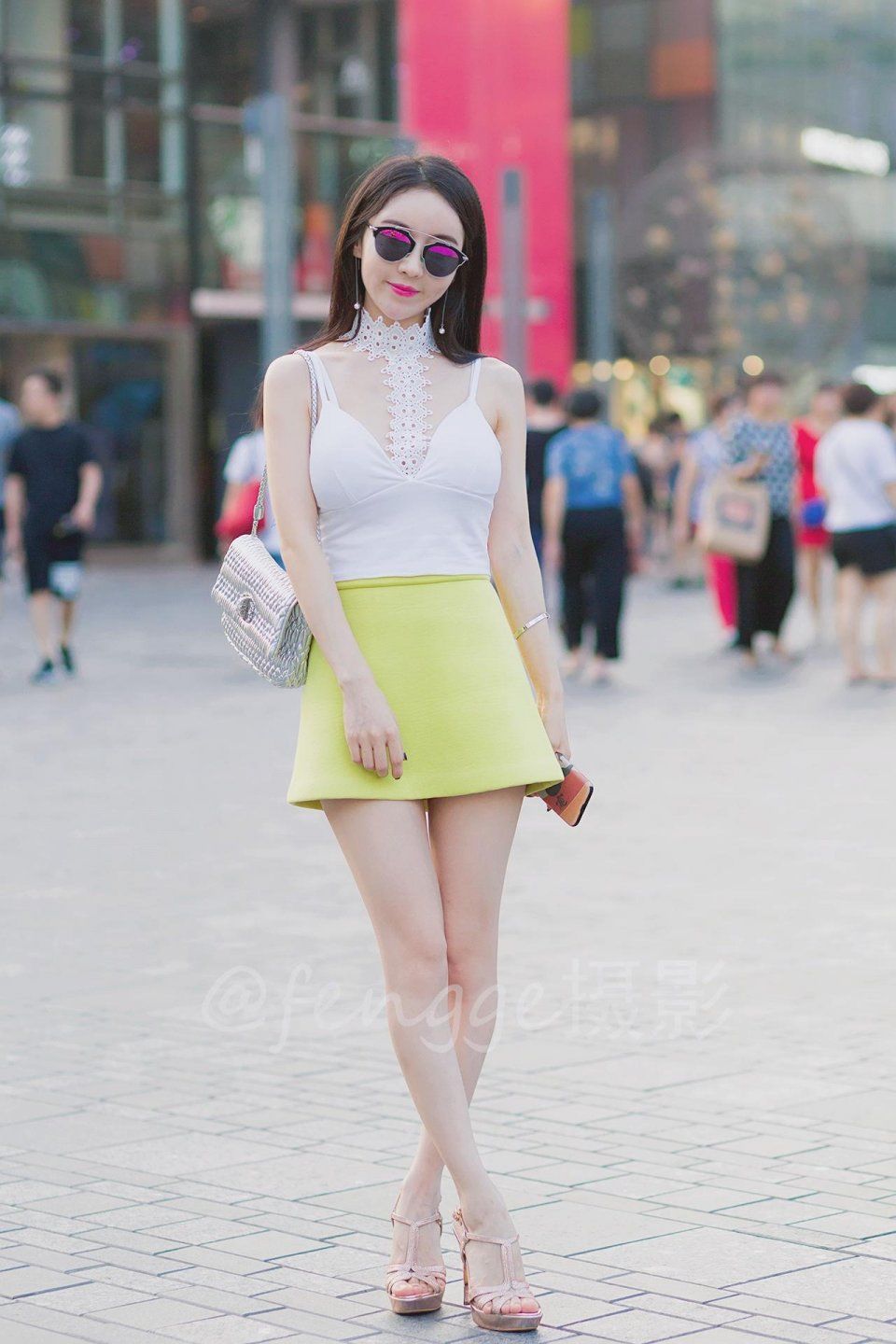 街拍:穿搭清新脱俗的小美女,身材凹凸有致,令人艳羡