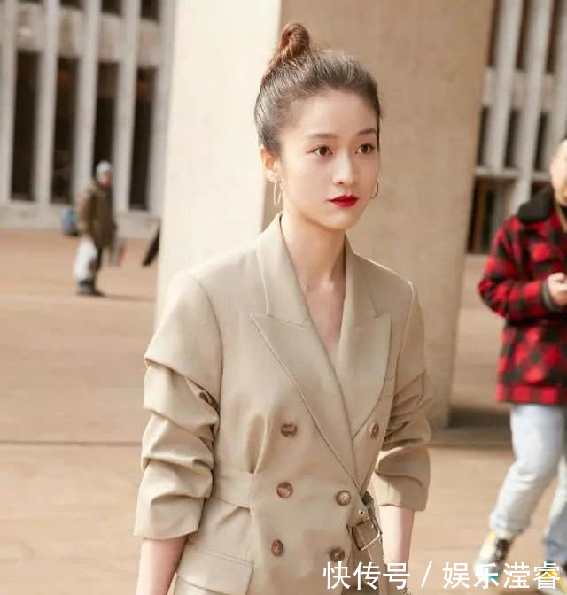 初恋脸张雪迎已经长大，背带裤清新可人的她浓妆更惊艳！