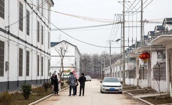 农村大爷20万建房60万卖给城里人，称不知该进城还是下乡