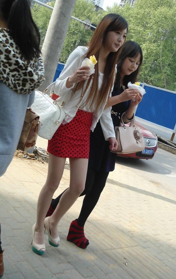 街拍:红色黑点花纹紧身包臀裙长细腿妹子，显露纤细精致小蛮腰