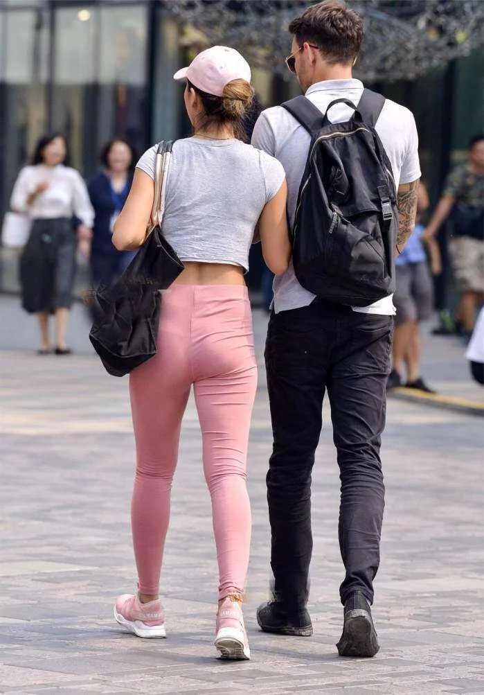 街拍: 紧身裤的丰满女人, 薄薄的很显身材
