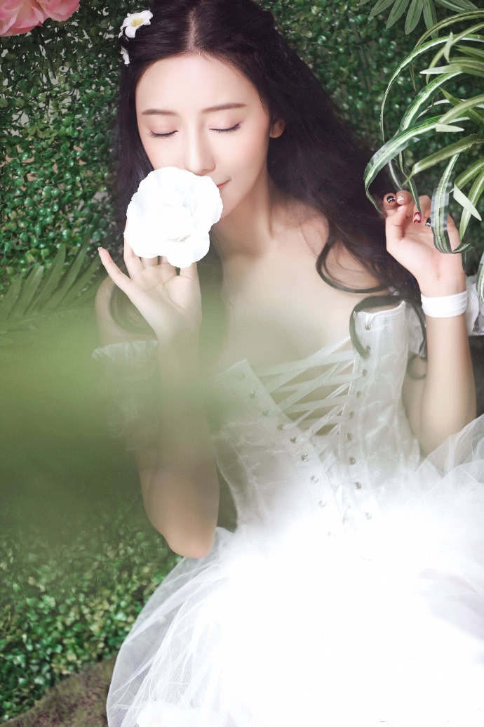 俏丽温婉的气质美女,纯美公主裙仙气满满,空灵眼神清澈如水!