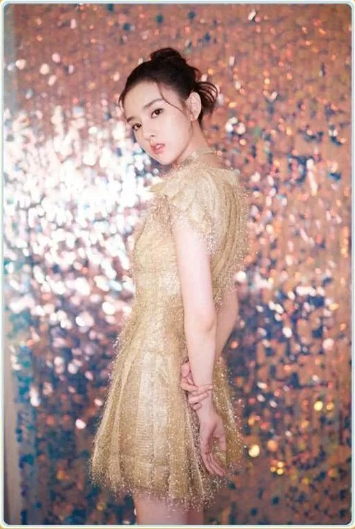 当宋祖儿和周冬雨同穿金色裙，网友:终于见识到扮嫩的最高境界!