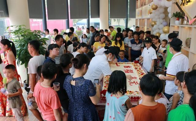 香港影视明星吕良伟到廉江来了