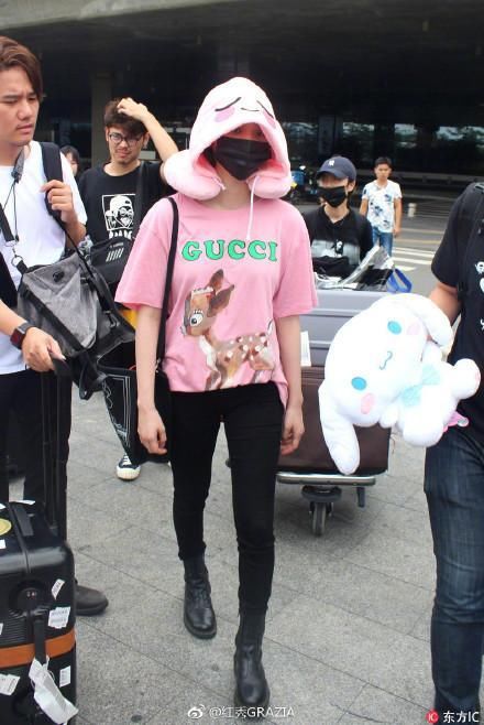 35岁韩雪和18岁欧阳娜娜穿同款短袖，哪里看得出来相差17岁