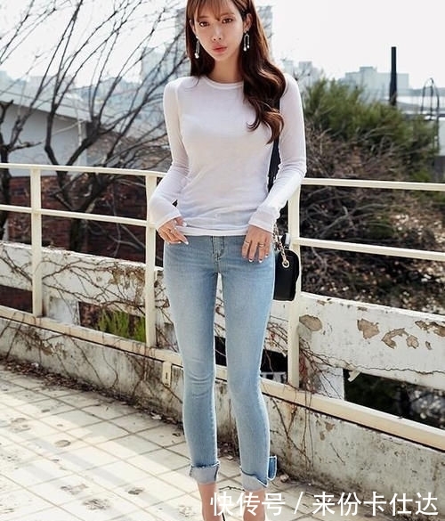 # 美女#美丽的身姿特别养眼!,颜值很高的牛仔裤美女