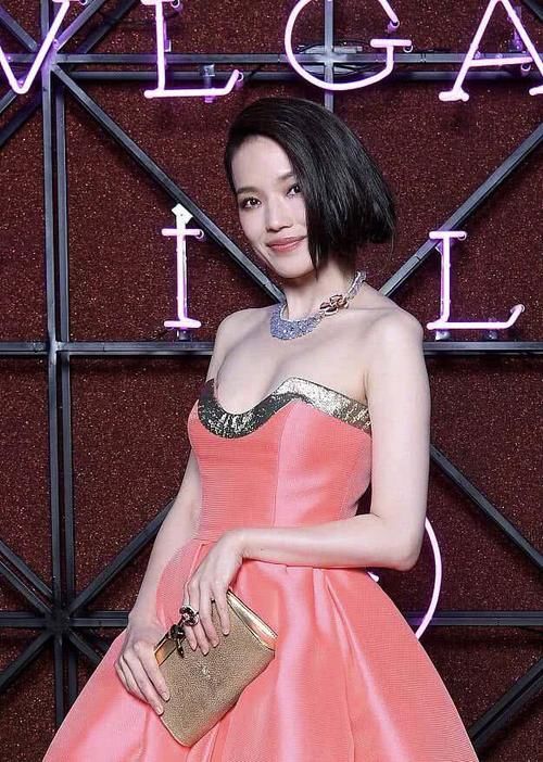 舒淇新照片，利落短发，粉色长裙，凹凸有致，性感十足！