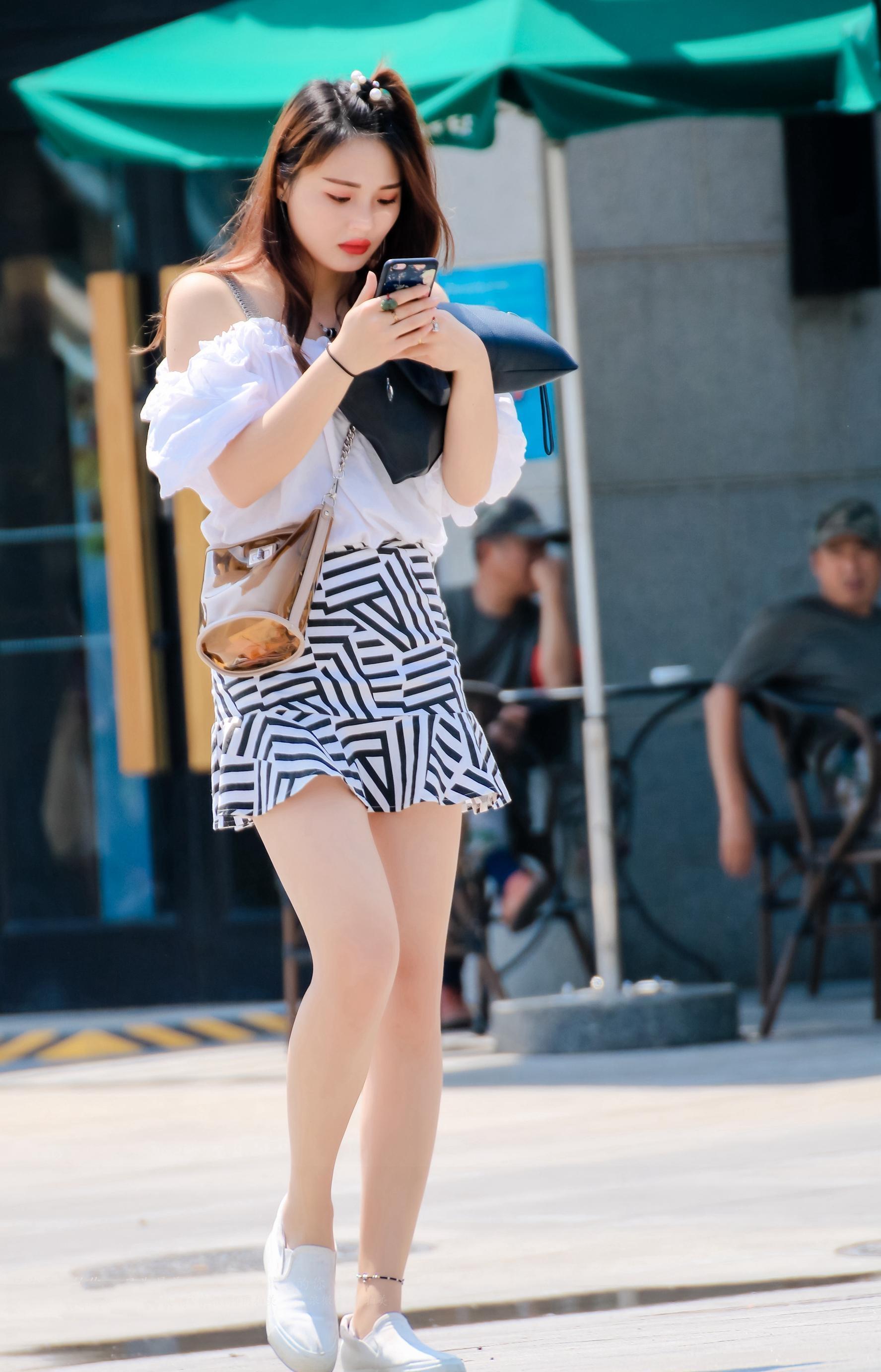 街拍美丽包臀裙，紧身条纹配雪纺吊带上衣，美丽动人