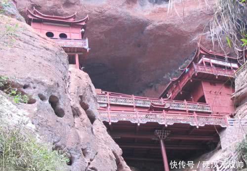 距今900多年的寺庙, 抵达只能坐船前往, 却仅依靠一根柱子支撑