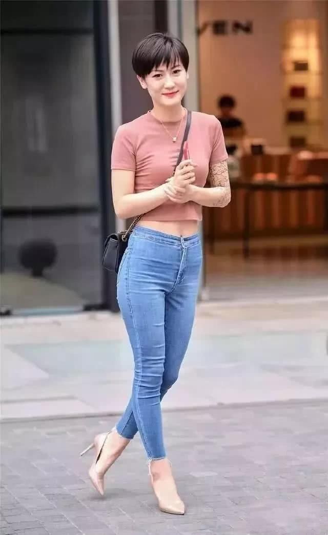 不同的妹子穿紧身牛仔裤效果不一样，性感时尚，更多的则是休闲