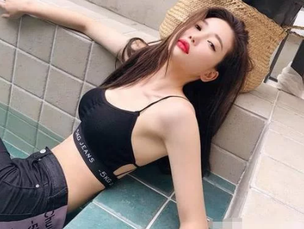 街拍：螓首蛾眉人见人爱的时髦小姐姐，炎夏搭配热情性感很撩人！