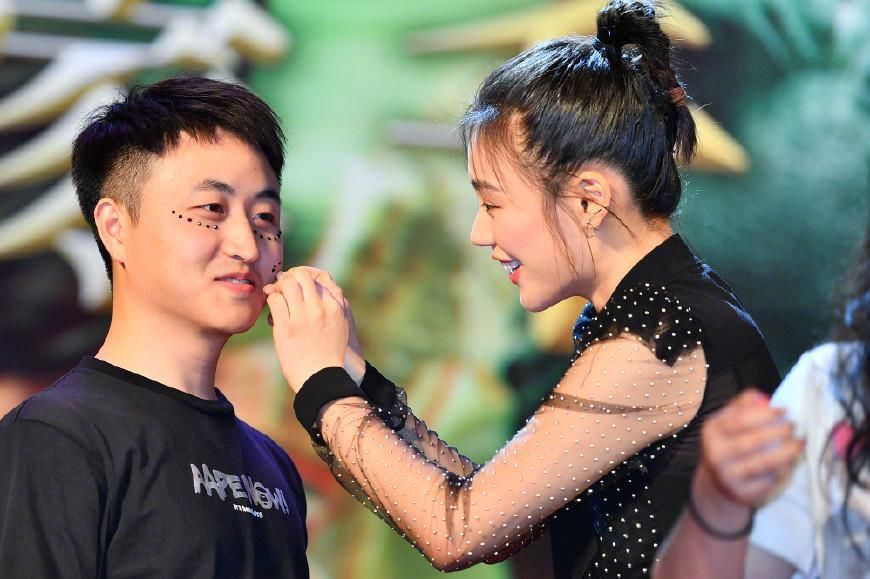 马思纯真大胆，吊带外穿“透视装”就亮相活动，黑色垫肩太抢镜!