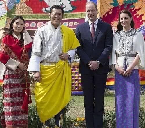  传统服装■凯特入乡随俗，穿不丹传统服饰优雅大气，一旁的不丹王后反显拘谨