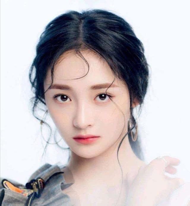 『天生的美人坯子』孙燕姿带爆火一种上衣外套,叫“左侧初春,右侧夏季”,谁穿谁漂亮
