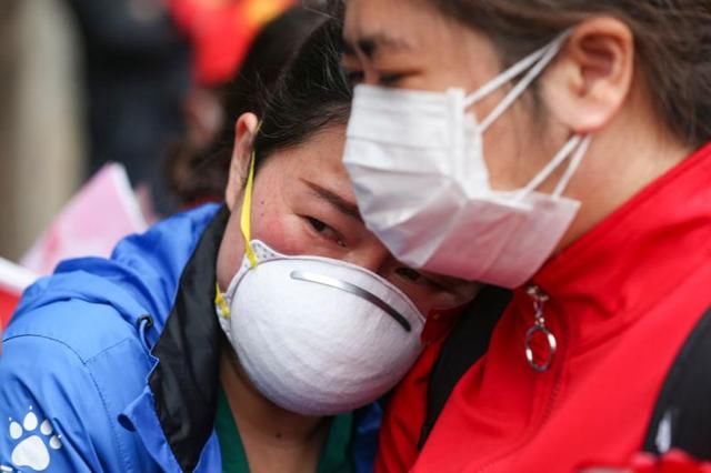  「泪目」上海第三批援鄂医疗队启程返沪，战友送别，场面泪目……