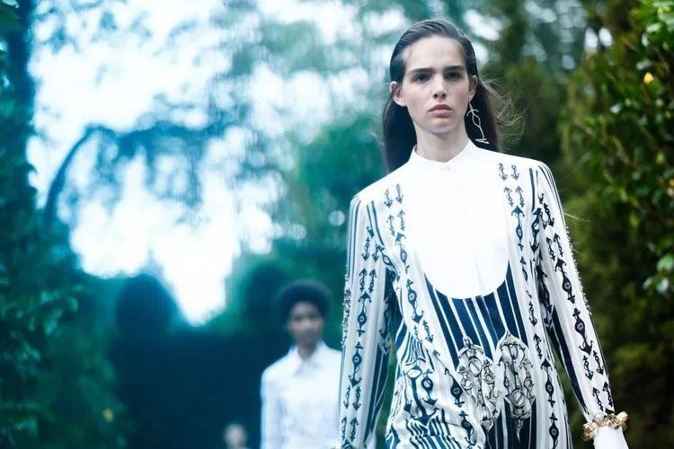 娜扎预测黄铜包边帆布鞋将成爆款，Tory Burch把浪漫融入运动风!