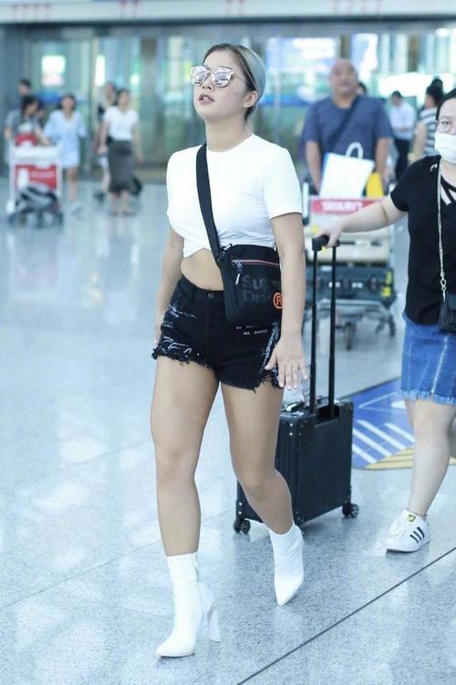 王菊机场终于不穿短靴了，小白鞋配运动装，反而更有国际范了！