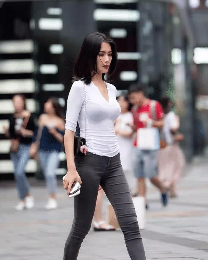 「颜值」街拍有时候身材比颜值更重要，这位美女做了最好的诠释