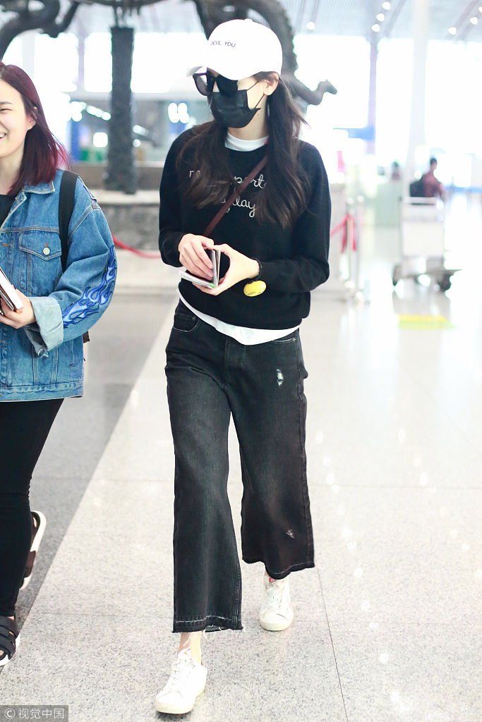 【独家】迪丽热巴帽子口罩遮面保持低调 黑白极简搭配休闲范儿足