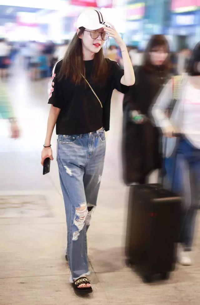 李金铭的T恤后背消失，却搭了件裹胸，网友：没超模的胆不如不穿