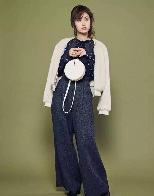 172女神练习瑜伽多年，却被网友评论：又胖了，原来是衣服惹的祸