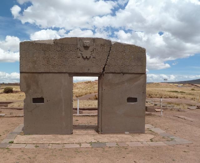 世界上最奇特石头，一块巨石被整齐切割为两半，专家至今无法解释