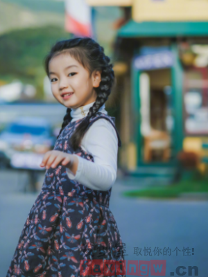 可爱又凉快小女孩夏季扎发 好似童话里的小精灵