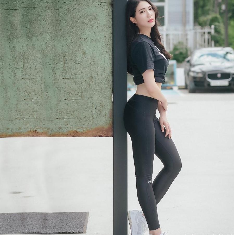 一样的打底裤, 姐妹花穿出两种味道