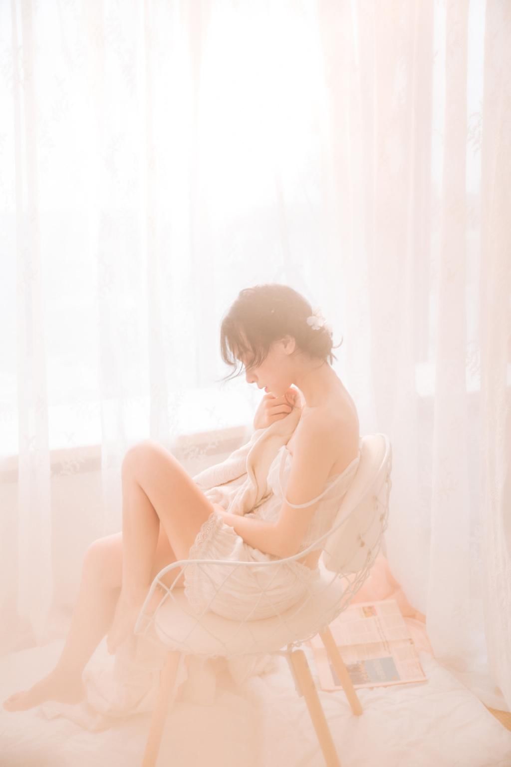 性感吊带内衣美女薄纱妖娆写真图片