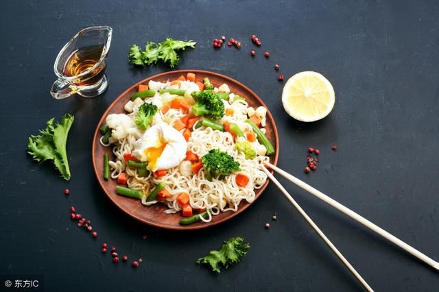 一包泡面需要排毒30天？吃泡面会发胖？这是谣言吗？