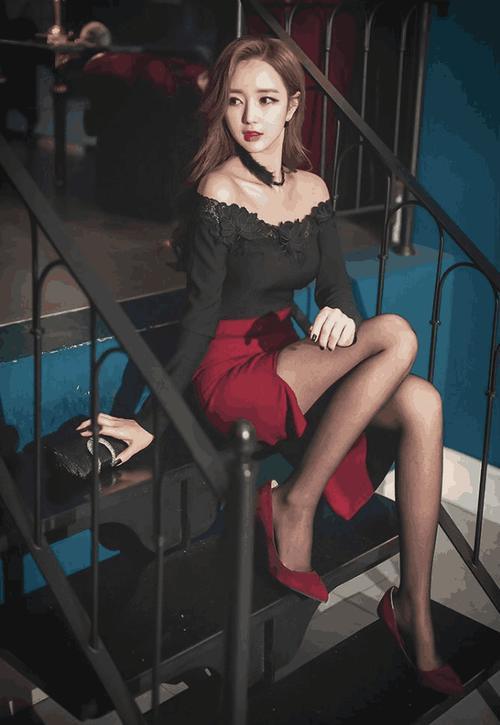 街拍:浅色高领紧身衣, 随便一拍就是艺术大片的效果