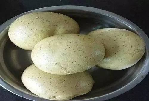 『选择』巧用鸡蛋和馒头制作的钓鱼饵料，饵料选择不犯难