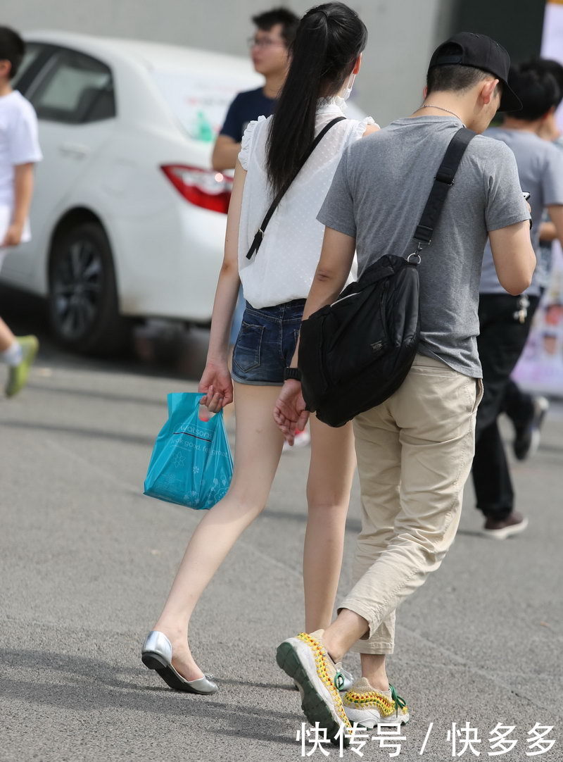 街拍：小姐姐超短裤可爱长腿，银灰色平底鞋尽显嫩白脚丫，长相漂