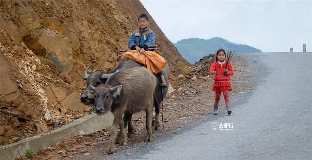 越南山村少数民族：七岁孩子照看弟弟妹妹，父母忍痛外出谋生