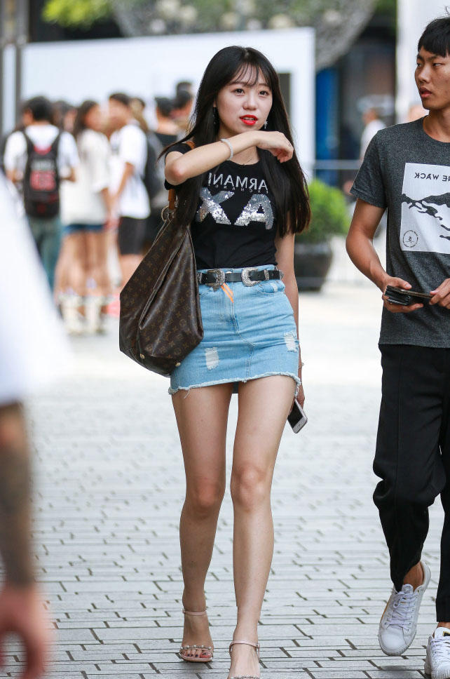 长发小姐姐贴身短袖搭配包臀裙显曼妙身姿，成熟女人味儿让小男友