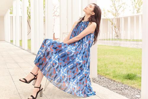 何穗酒红色吊带连体裤，走路下半身造型一言难尽，网友：真显腿粗