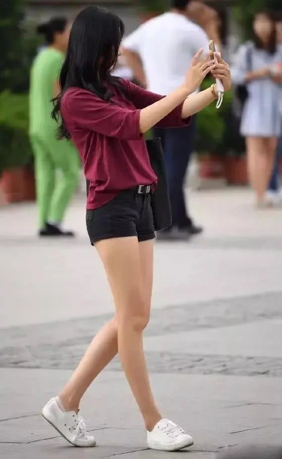 清纯小姐姐长款体恤搭配超短裤，勾勒出丰满的上围十分性感