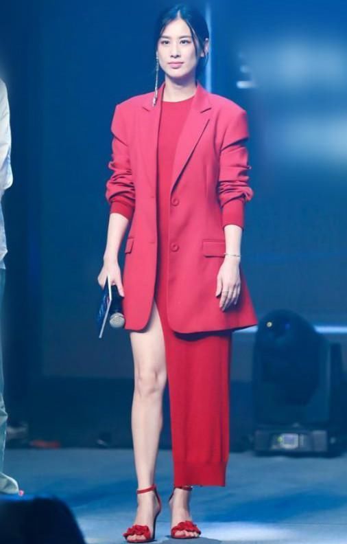 黄圣依长裙只穿一半，就出席活动，看了她的腿，男人都怀疑人生！