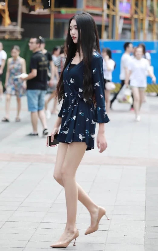 气质小姐姐身穿小短裙出街，天使般的笑容魔鬼身材般的身材