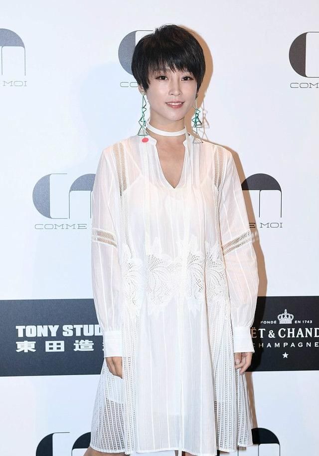 谢楠真没有个孕妇样，身穿白色薄纱裙，网友：肚子哪去了？