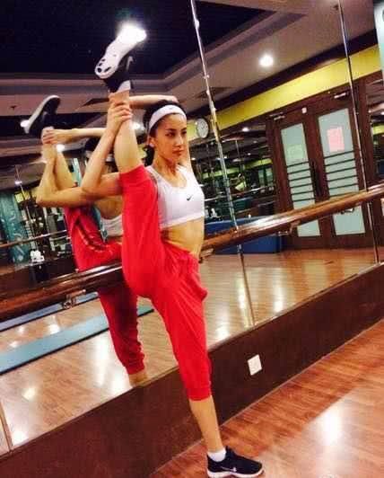 刘亦菲穿高跟鞋秀一字马,刘诗诗的太另类,网友