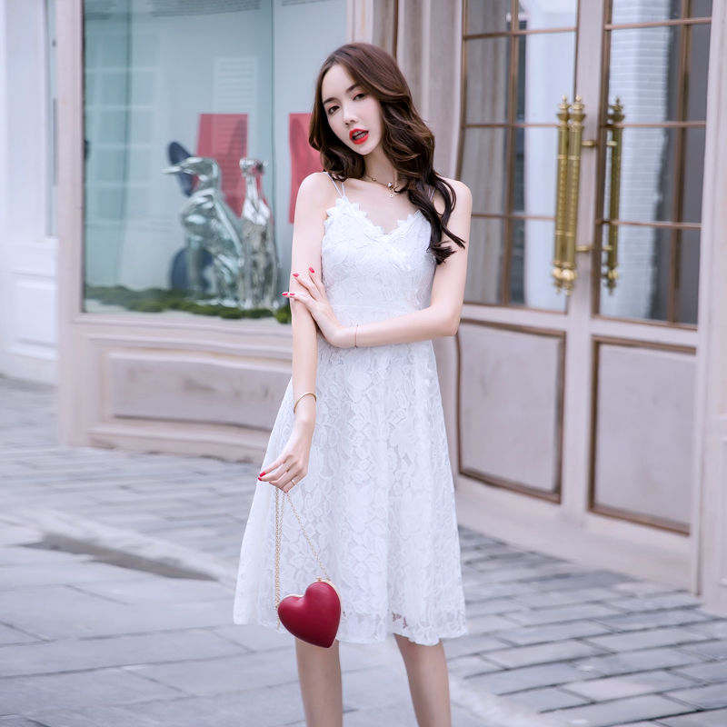 现在小姑娘太敢穿了，吊带露肩裙女人味十足，凸显苗条身姿