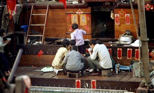 1972年的香港老照片：现代化建筑随处可见，图9是当时的贫民区