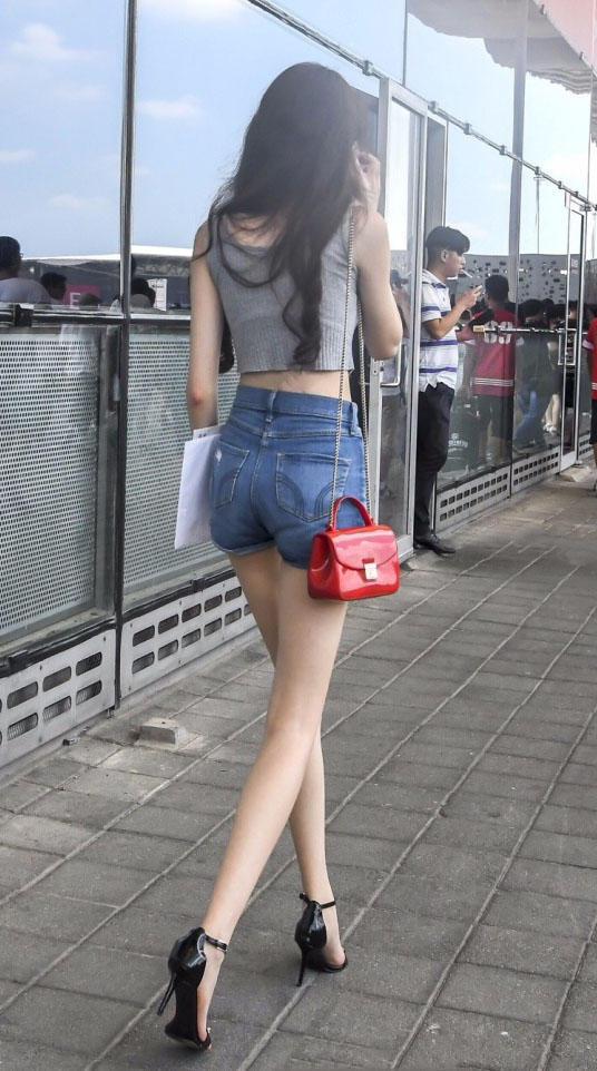 性感小姐姐穿牛仔超短裤裹出浑圆饱满的臀线，火辣身材很迷人